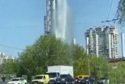 В Киеве прорвало трубу, фонтан достиг 30 метров (видео)