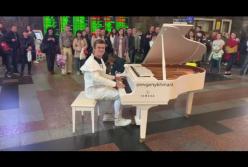 Культовые хиты на вокзале в Киеве исполнил известный музыкант (видео)