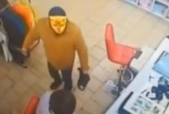 Сеть взорвало видео грабителя в образе кота и с топором (видео)