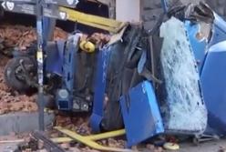 На Крещатике - кошмар: напротив Администрации  президента перевернулась фура (видео)