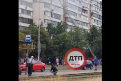 В Киеве вспыхнул пожар в квартире, есть жертвы (видео)