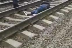 В Киеве поезд сбил девушку (видео)