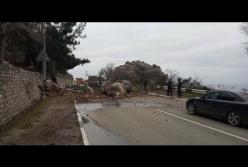 ЧП в Крыму: как трассу Севастополь – Ялта завалило камнями (видео)