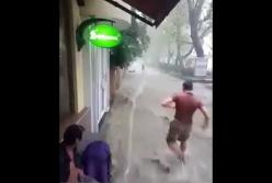 Ливень в Ялте смывал людей, а на Феодосию обрушилось два смерча (видео)