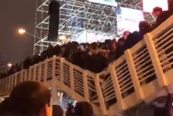 Под гимн России ровно в полночь: в Москве обрушился мост с людьми на празднике (видео)