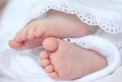 Экстремальные роды в уличном туалете: ребенок упал в яму (видео)