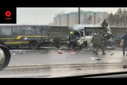Под Москвой самосвал протаранил автоколонну военных, есть погибшие (видео)