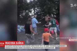 Массовая драка за место в маршрутке в Ровно (видео)