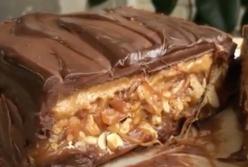 Настоящий торт "Сникерс": самый крутой рецепт без выпечки (видео)