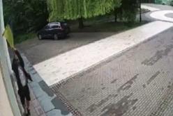 Надругавшийся над флагом Украины мужчина получил подозрение (видео)