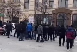 В Харькове напали на членов организации Кивы (видео)