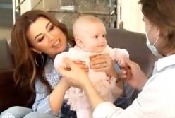 48-летняя "Няня Вика" Анастасия Заротнюк показала пятимесячную дочь Милу (видео)