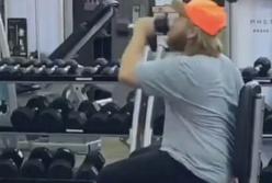 Чудак показал смешной стиль тренировки с гантелью (видео)