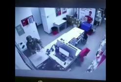 В Киеве грабитель совершил дерзкий налет на почту (видео)