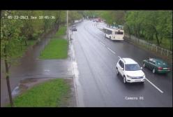 В России женщина восемь километров везла мужчину на капоте (видео)