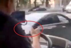 Водитель киевского автобуса играет за рулем в игры на смартфоне (видео)
