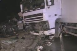 Смертельная авария в Киеве: от удара кабину фуры перевернуло (видео)