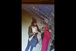 Момент дерзкой кражи в одесском магазине зафиксировала камера (видео)
