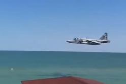 Штурмовик ВСУ на бреющем пролетел над пляжем (видео)