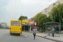Шокирующий случай: ребенок выпал из маршрутки на ходу (видео)