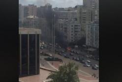 В Киеве от взрыва загорелись два автомобиля (видео)
