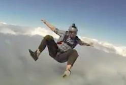 Мужчина выпрыгнул из падающего самолета посреди океана (видео)