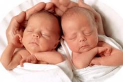 Суррогатная мама родила двойню, но био родители отказались от детей (видео)