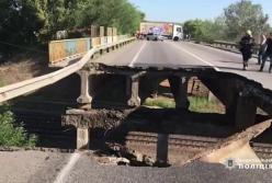 В Харькове мост обвалился на железнодорожные пути (видео)