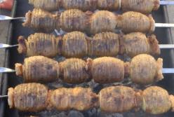 Необычный шашлык из картошки на углях: гениальная идея (видео)