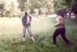 В Киеве девочки-подростки устроили драку (видео)