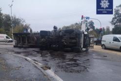 В Киеве на ходу перевернулась фура (видео)