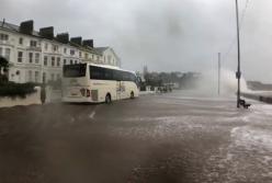 Шторм Каллум обрушился на юго-западную береговую линию Англии (видео)