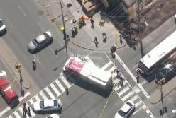 Кадры с места трагедии в центре Торонто (Канада): фургон въехал в толпу людей, есть погибшие (видео)