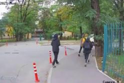 Ограбление подростка в Киеве попало на видео