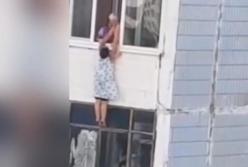 В Запорожье женщина висела на окне девятого этажа (видео)