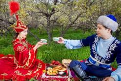 12 неожиданных правил застольного этикета в разных странах (видео)