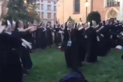 Более сотни монахинь станцевали под песню Ники Минаж (видео)