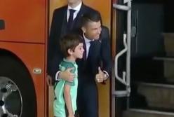 Криштиану Роналду вернулся, что бы утешить плачущего ребенка (видео)