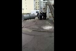 Пенсионеры расхватали выброшенные продукты из мусорного бака в Киеве (видео)