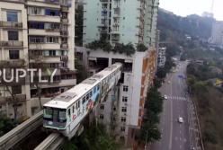 Поезд в Китае, который проходит сквозь жилой дом