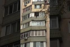 В Одессе неадекват с топором пытался прыгнуть с 6 этажа (видео)