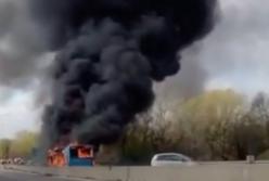 Водитель-террорист поджег школьный автобус с детьми внутри: некоторых он при этом связал (видео)