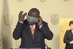 Президент ЮАР не справился с задачей надеть маску (видео)