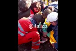 Смертельная трагедия в Запорожье: огромная скульптура рухнула на 10-летнюю девочку (видео)
