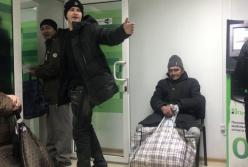 Пьяный мелитопольчанин пришел в банк за деньгами с огромной сумкой и уснул (видео)