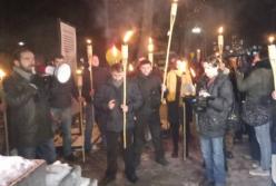 Прямая трансляция: К МВД идет факельное шествие посвященное годовщине разгона Евромайдана (видео)