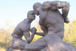 Братья Кличко без одежды в парке: такая скульптура появилась в Коростышеве (видео)