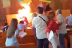 В Бердичеве мужчина поджег себя на сессии горсовета (видео 18+)