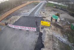 В "ЛНР" люди украли скамейку у моста в Станице Луганской (видео)