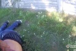 Под Киевом мужчина пытался зарубить соседей топором и бросался с ножом на полицейских (видео)
